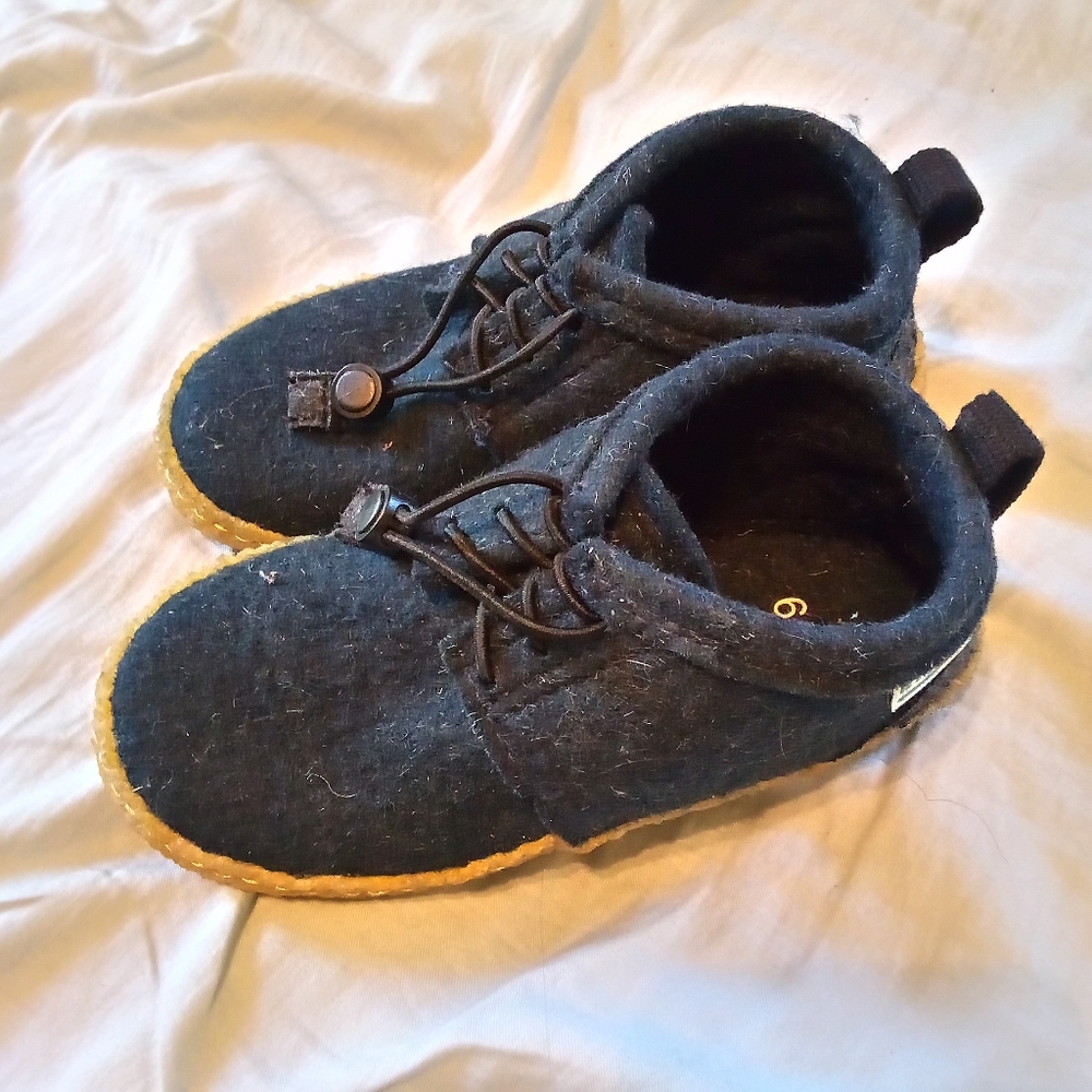 Kyrgies tenegries kids shoes size 29 EU, 11-11.5 US
